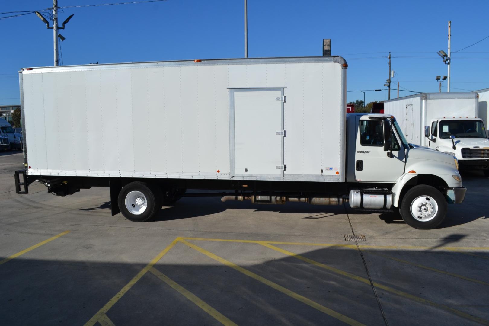 2015 WHITE /GRAY INTERNATIONAL 4300 with an CUMMINS ISB 6.7L 220HP engine, ALLISON 2100HS AUTOMATIC transmission, located at 9172 North Fwy, Houston, TX, 77037, (713) 910-6868, 29.887470, -95.411903 - Photo#3